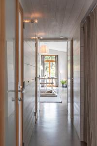 维斯比Bergshuset的走廊设有通往客厅的门