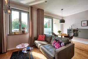 艾森纳赫Suites MITTE - Aparthotel的客厅配有沙发和桌子
