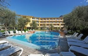 马尔切西内拜亚维尔德酒店的酒店拥有游泳池和躺椅