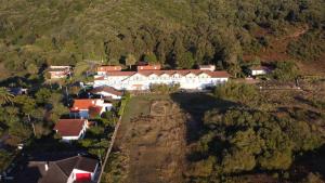桑托尼亚Hostal de Berria的山丘上房屋的空中景致