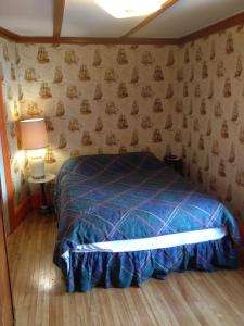 渥太华奥伯格艺术住宿加早餐酒店的卧室配有一张床铺,位于带墙壁的房间