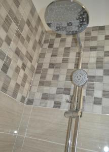 AlajeróApartamentos Casa Junonia的浴室内配有淋浴和头顶淋浴
