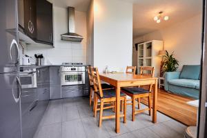 DuivendrechtTreehouse Inn的厨房配有木桌和椅子