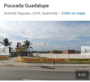 阿帕雷西达Pousada Guadalupe的街道上路标的景观