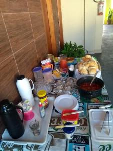 阿帕雷西达Pousada Guadalupe的一张桌子上放着一大堆食物