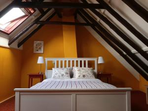 WinsumWinsum - Groningen - 6 pers. Cosy Cottage - Op en Bie t Woater的阁楼卧室配有白色床