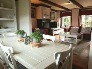 WinsumWinsum - Groningen - 6 pers. Cosy Cottage - Op en Bie t Woater的客厅配有白色的桌子和椅子