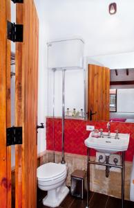 波哥大卡索那乌萨肯酒店的一间带卫生间和水槽的浴室