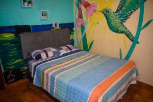 利马Passion Hostel - Barranco的一间卧室配有一张壁画床