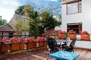 波哥大卡索那乌萨肯酒店的庭院配有桌椅和鲜花