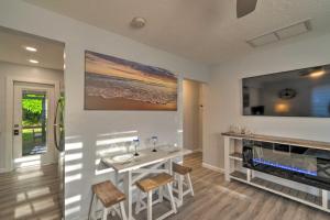 萨拉索塔Charming Vacation Rental Close to Downtown!的客厅配有桌椅和电视。