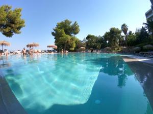 伊斯米亚Hotel King Saron Club Marmara的度假村内的大型蓝色海水游泳池
