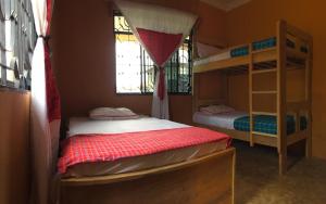 巴加莫约BeSwahilid B & B的一间卧室设有两张双层床和一扇窗户。