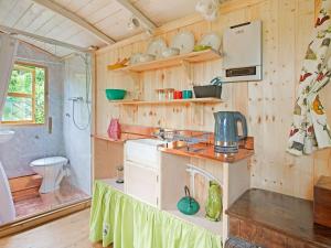 汤顿Hill view Holiday Home with Garden的一间带水槽和卫生间的小厨房