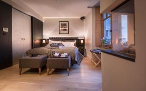 安锡阿纳西维埃耶威乐旅馆的一间卧室配有一张床和一张桌子及椅子