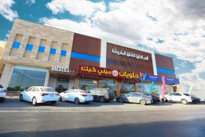 利雅德Qasr Alhanen Furnished Apartments的停在商店前的一群汽车