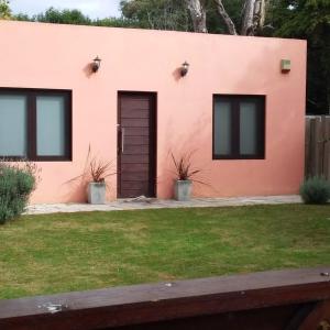 新帕尔米拉ROSALIMON的粉红色的房子,有门和院子