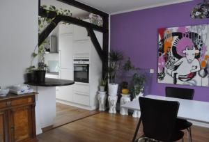 哥本哈根哥本哈根公寓469的厨房设有紫色墙壁和桌椅
