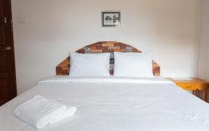 达叻府KritshanaJPR 3 K Hotel的白色的床、白色床单和枕头