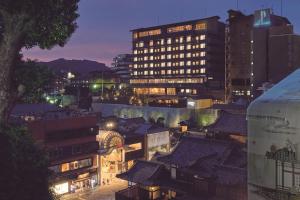 松山Kowakuen Haruka的享有夜间城市景观和建筑