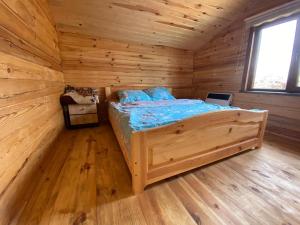 斯维季亚济Берег Світязя的小木屋内一间卧室,配有一张床