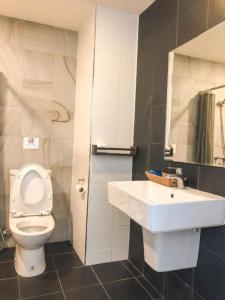 奈扬海滩The Sixteenth Naiyang Beach Hotel SHA Plus的浴室配有白色卫生间和盥洗盆。