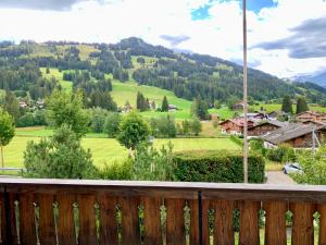 格施塔德姆兹里公寓的木制阳台享有山谷美景。
