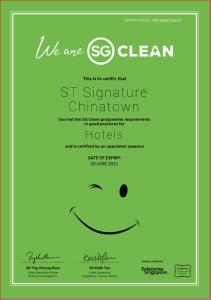 新加坡ST Signature Chinatown的一张带微笑脸的绿色海报
