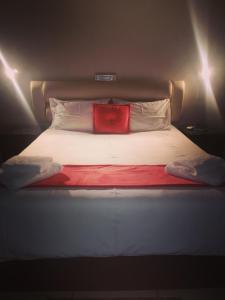 纳布姆斯普雷特AAA Rose Garden Guesthouse的床上有红色枕头