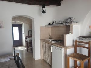 阿尔贝罗贝洛贾迪诺德特鲁利酒店的厨房配有水槽和台面