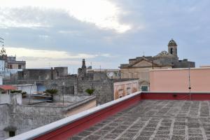 圣潘克拉齐奥萨伦蒂诺Antico Borgo的从建筑物屋顶上可欣赏到风景