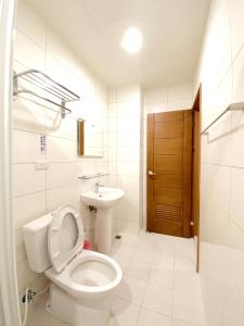 台南108巷会馆的白色的浴室设有卫生间和水槽。