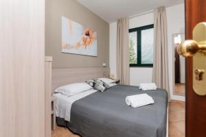 比萨卡萨贝塔尼亚酒店的一间卧室设有一张大床和一个窗户。