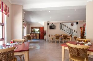 戈登湾风玫瑰宾馆的用餐室以及带桌椅的客厅