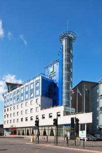 格拉斯哥快捷假日格拉斯哥剧院区酒店的一座建筑的顶部有一座塔楼