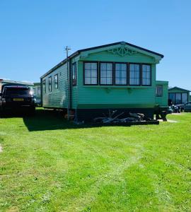 陶因157 Amour Caravan的停在草地上的绿色火车车厢