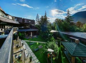 波亚纳布拉索夫Poiana Brasov Alpin Executive Apartment的享有房子的空中景致,设有庭院和花园