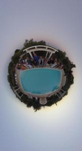 奇斯泰尼诺L'Uliveto的一群人坐在游泳池周围