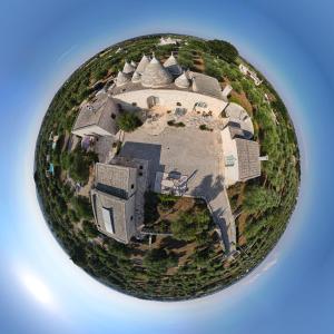 奇斯泰尼诺L'Uliveto的庭院中大房子的空中景色