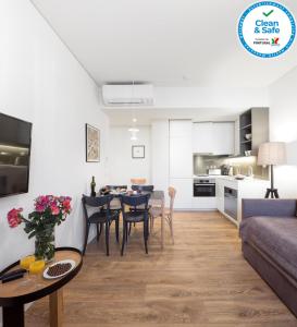 里斯本里斯本服务式公寓的一间带桌子的客厅和一间厨房