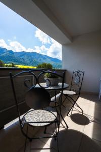 特尔乔夫Luxury Mountain View Apartment的阳台配有2把椅子和1张桌子,享有风景。