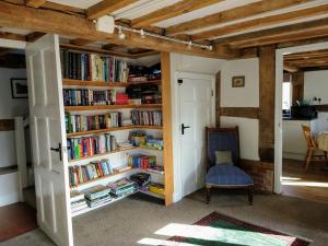 EdgtonLittle Drift的书架上书架的房间