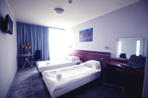 弗罗茨瓦夫拉斯科酒店的酒店客房配有两张床和一张书桌