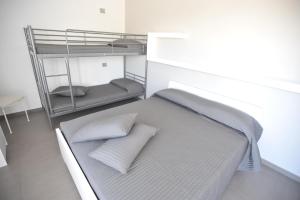 朱利亚诺瓦Agriturismo Frontemare的一间卧室配有双层床和2个枕头