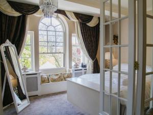 切斯特菲尔德Wildes Inns的一间卧室设有一张床和一个大窗户