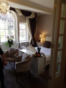 切斯特菲尔德Wildes Inns的卧室配有一张床和一张桌子及椅子