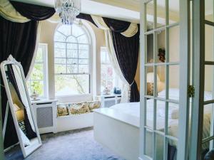 切斯特菲尔德WILDES Derbyshire的一间卧室设有一张床和一个大窗户