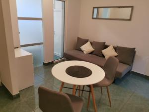 阿伊多夫什契纳Goriška Apartments的客厅配有沙发和桌子