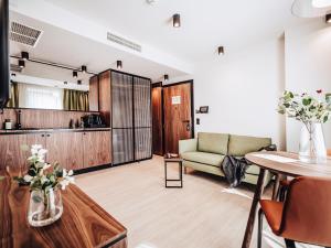 比得哥什Apartamenty Sowa Bydgoszcz的客厅配有沙发和桌子