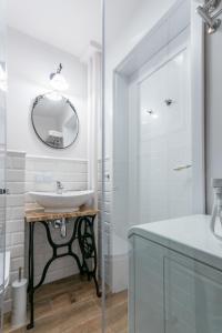 华沙Murano Art Home的一间带水槽和镜子的浴室